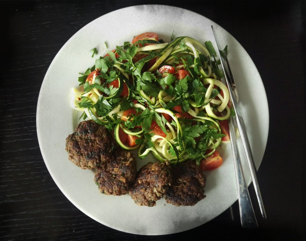 150721 salat mit frikadellen
