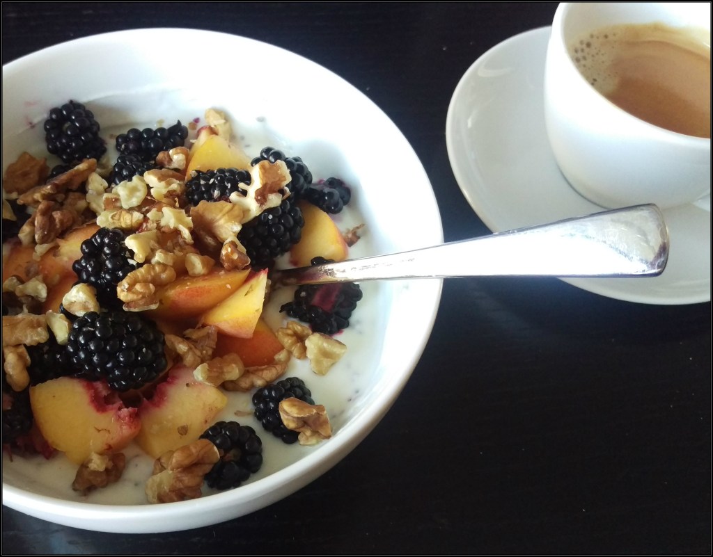150820 joghurt m pfirsich u brombeeren