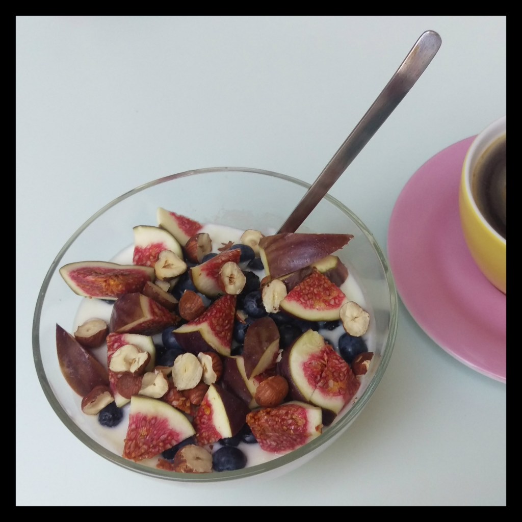 150930 joghurt m feige u blaubeeren