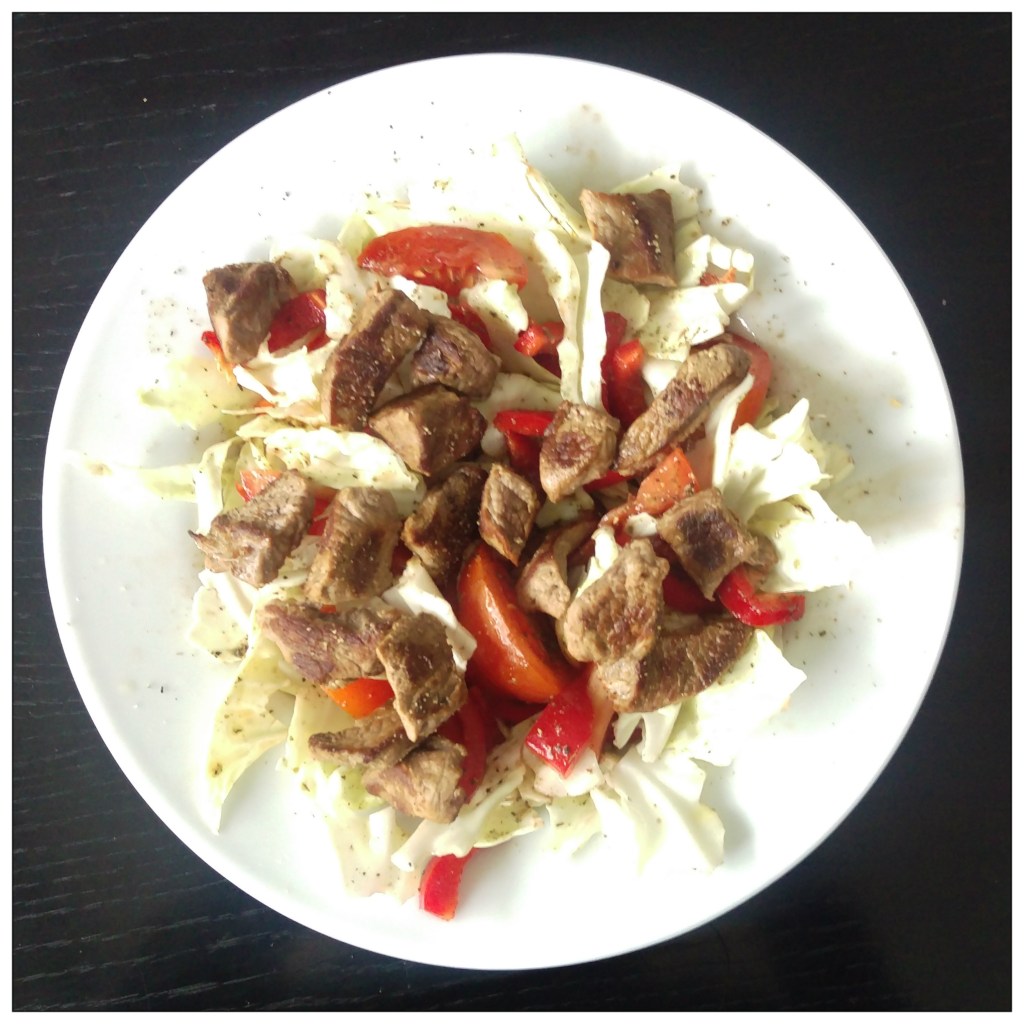 151018 spitzkohlsalat mit kalbsschnitzelstreifen