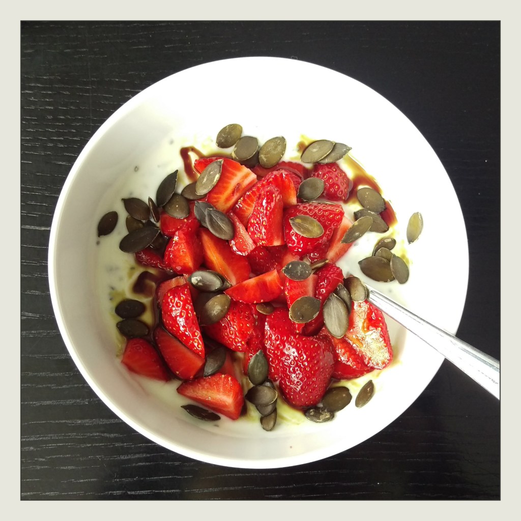 160525 erdbeere m joghurt u kürbiskern