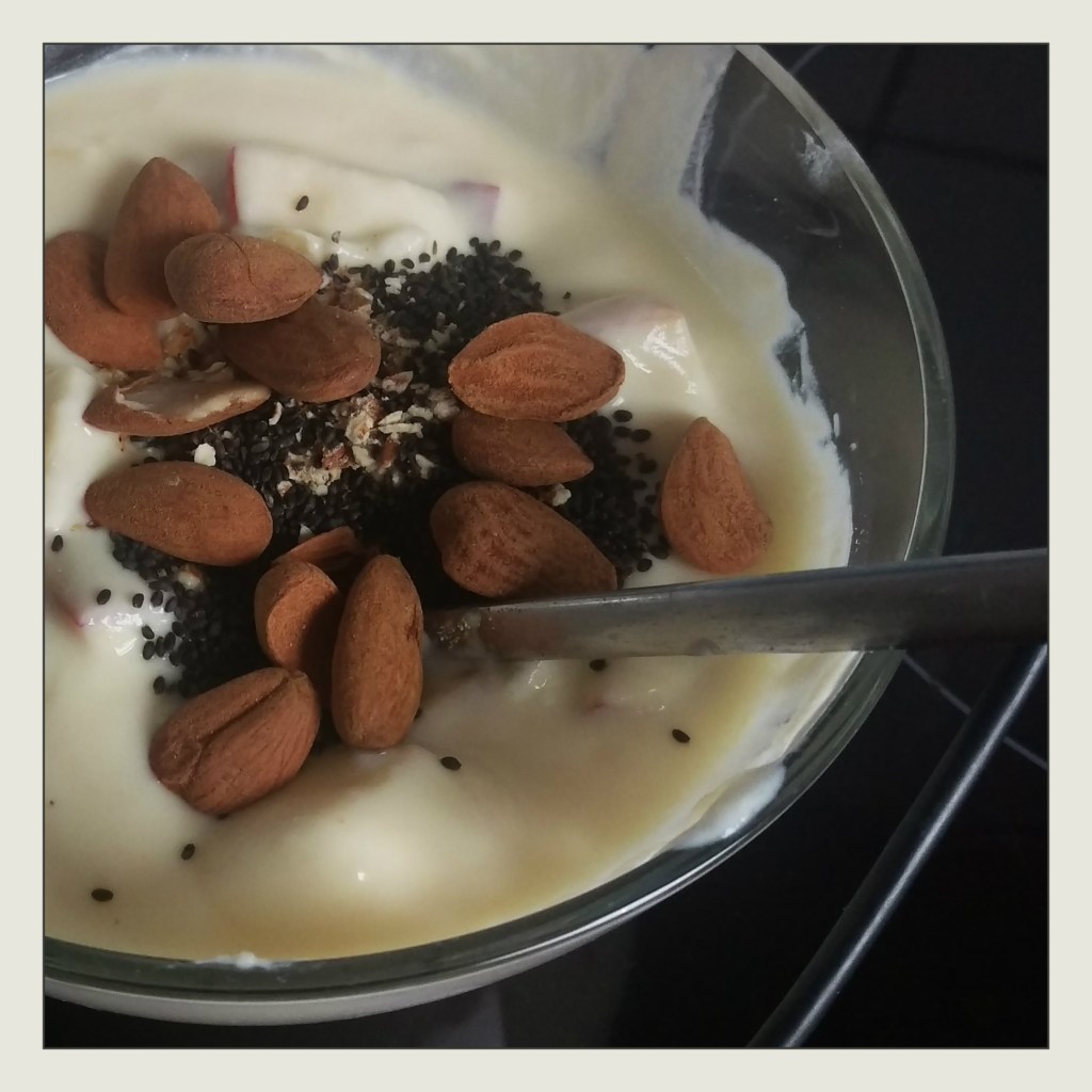 160815 joghurt m plattpfirsich u mandeln