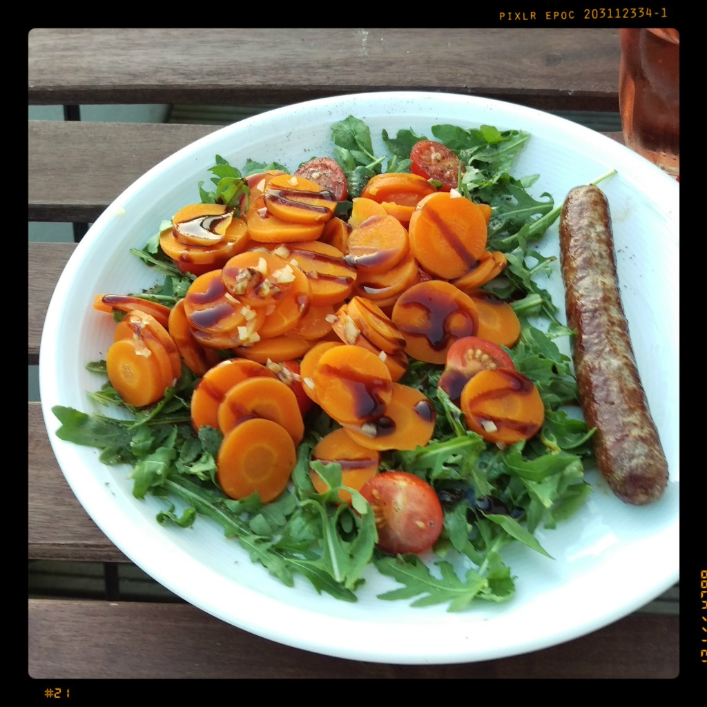 161012-salat-knoblauchmoehren-bratwurst