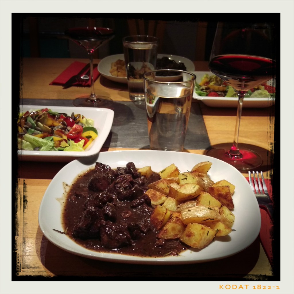 161030-wildschweingulasch-kartoffeln-salat