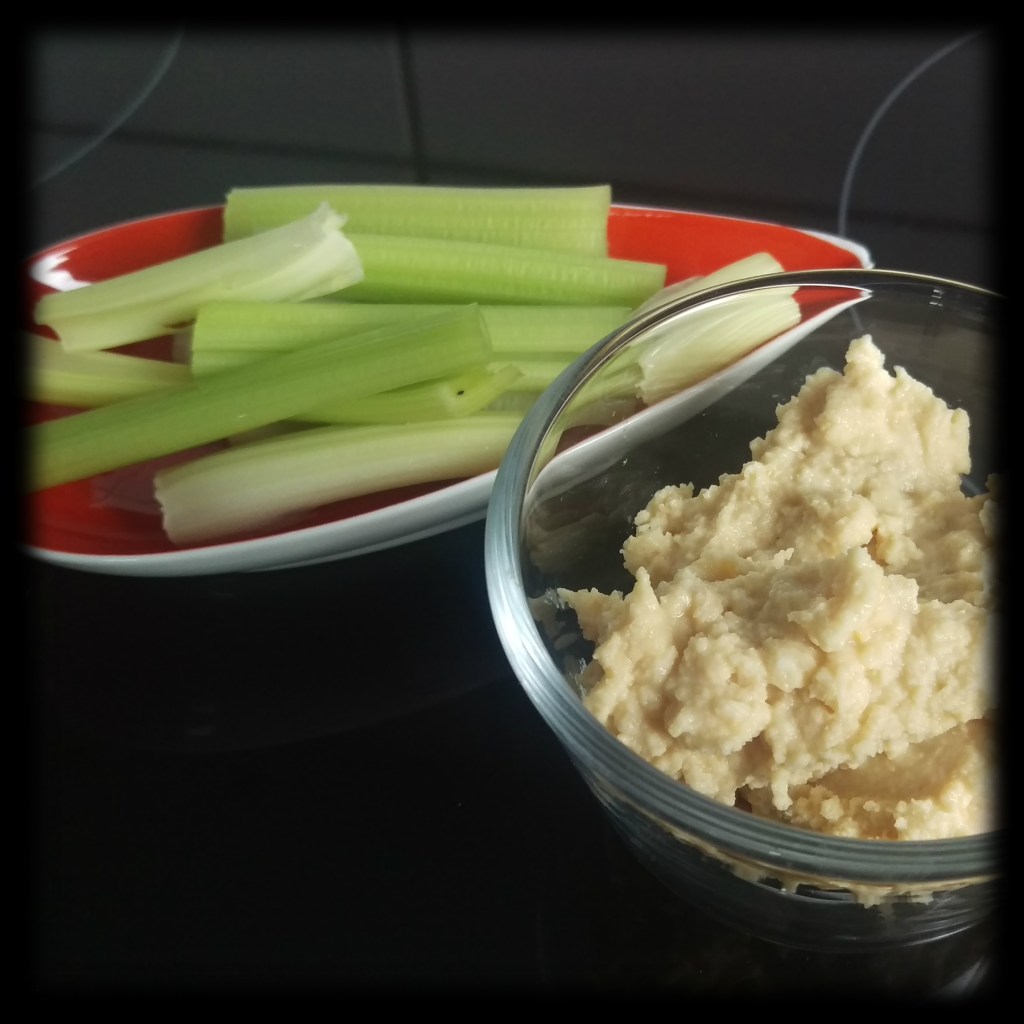 161105-hummus-m-staudensellerie