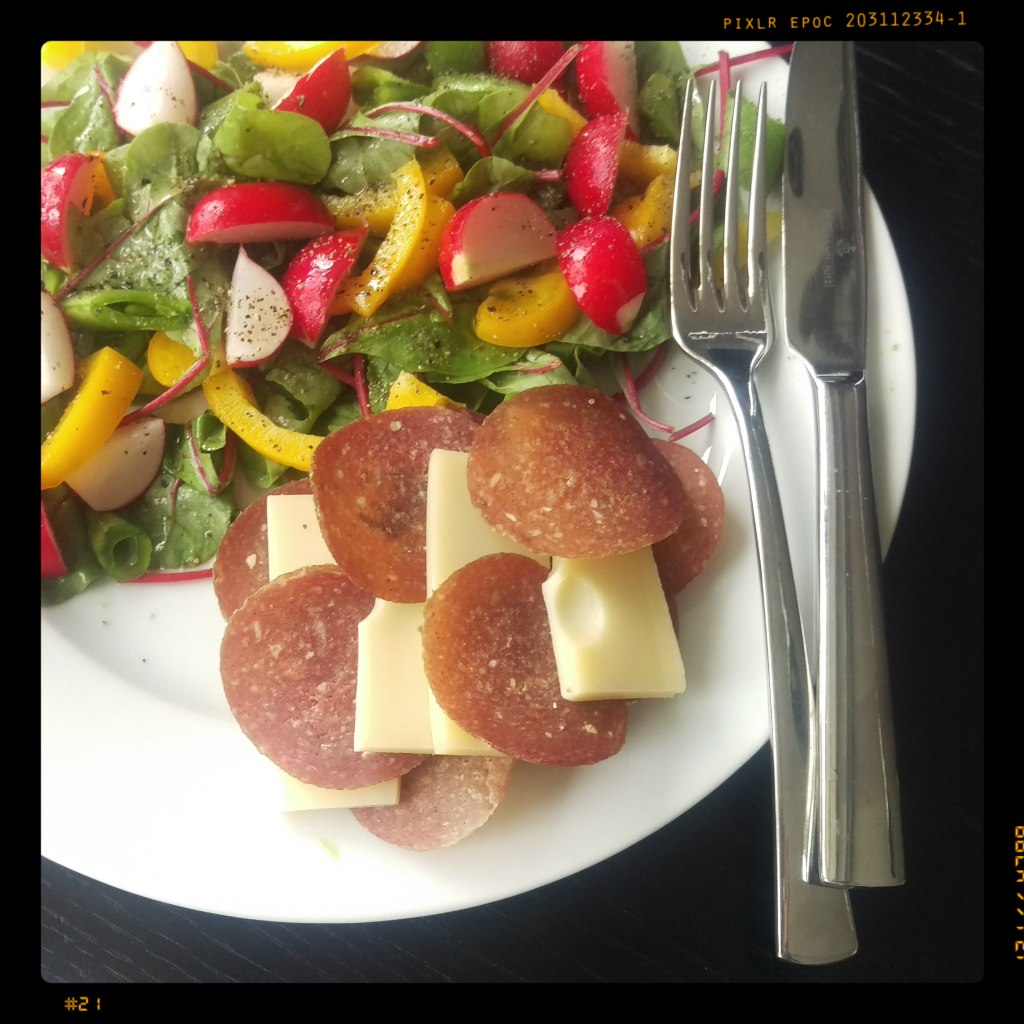 161108-salamikaesebrot-m-salat