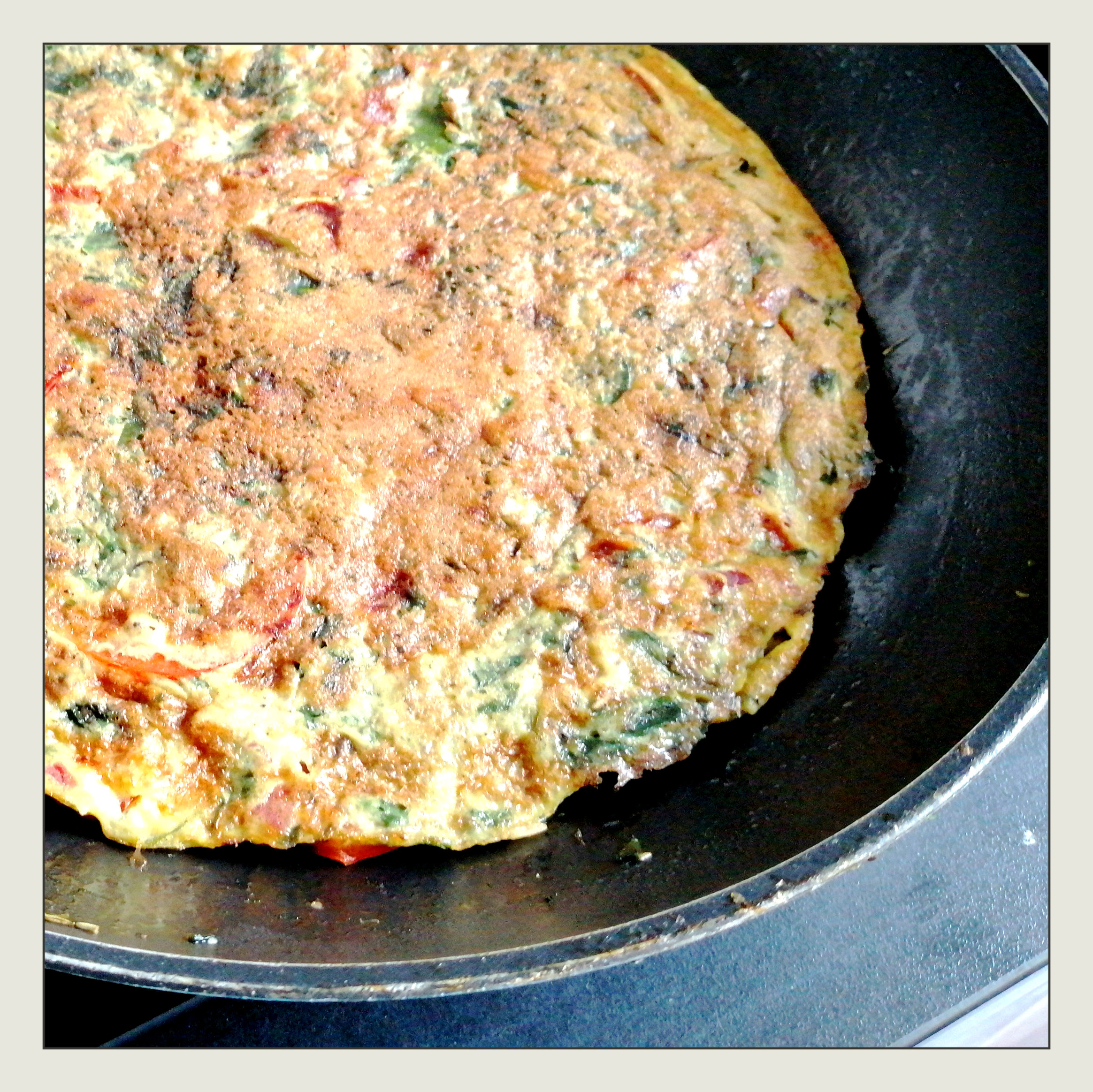 Tortilla mit Blattspinat, Serrano-Schinken, Oliven und getrockneten ... Tortilla mit Blattspinat, Serrano-Schinken, Oliven und getrockneten ...